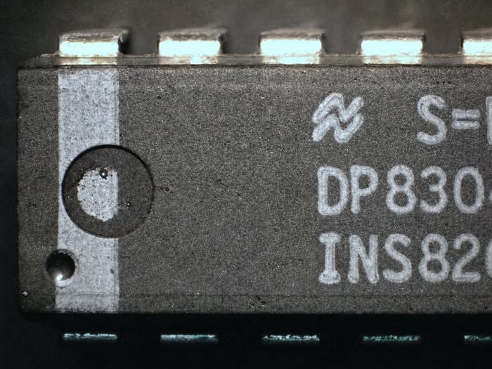 National Semiconductor DP8304BN with paint inside the mold indent, a counterfeit indicator