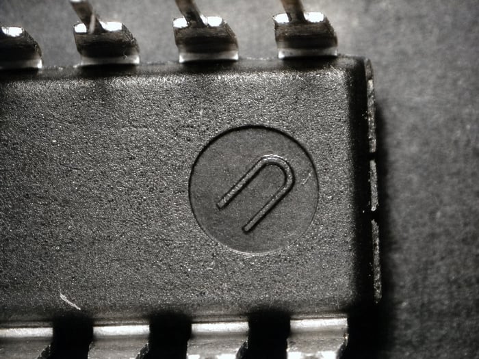 Counterfeit DAC1006LCN indent with a hooked marking, third of three patternless variants