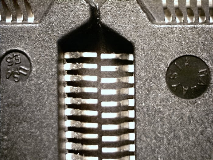 MC68332ACFC16 parts with identical lot codes, one indent stamped USA and the other MALAYSIA
