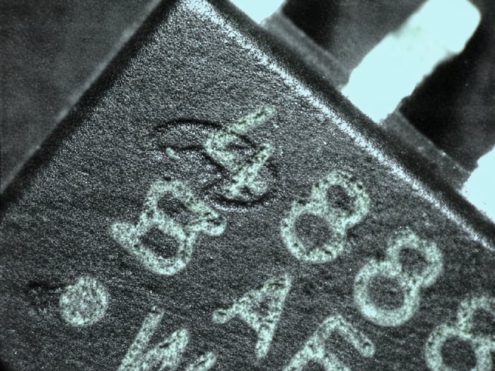 Counterfeit SI4888DY showing an old etched logo blacktopped over and re-etched