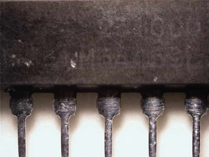 M54459L whose marking wiped off under the MIL-STD-883 solvent test, revealing a counterfeit