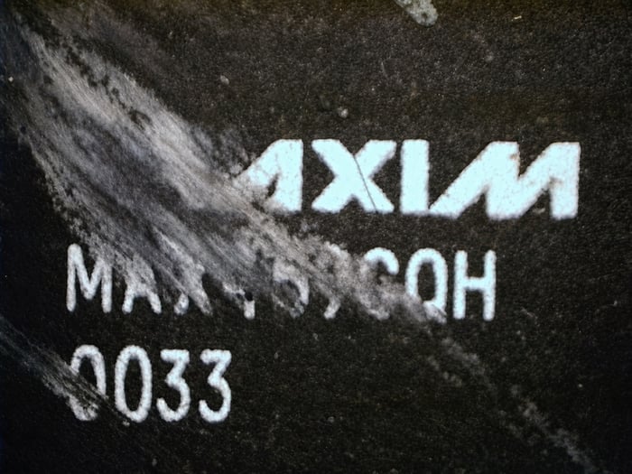 Maxim MAX459CQH with an etched marking and date code 0033, illustrating Maxim paint-versus-etch dating